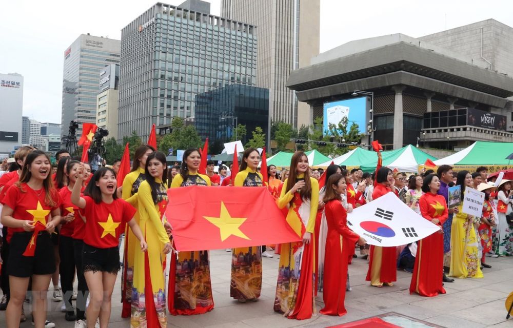 Văn hóa – con người Việt Nam, chặng đường 35 năm đổi mới và hội nhập quốc tế Văn hóa – con người Việt Nam, chặng đường 35 năm đổi mới và hội nhập quốc tế