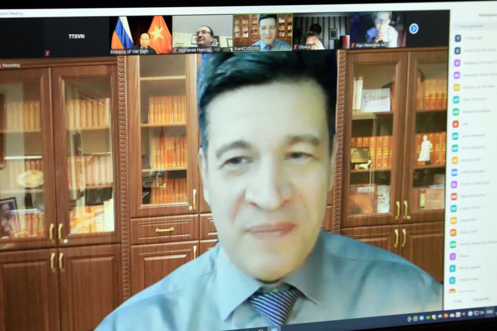 GS. Vladimir Kolotov, Viện trưởng Viện Hồ Chí Minh trình bày tham luận tại Hội thảo khoa học quốc tế trực tuyến “Vai trò thay đổi của Việt Nam trong thế giới đương đại: hướng tới Đại hội Đảng Cộng sản Việt Nam lần thứ XIII”, ngày 19/12. GS. Vladimir Kolotov, Viện trưởng Viện Hồ Chí Minh trình bày tham luận tại Hội thảo khoa học quốc tế trực tuyến “Vai trò thay đổi của Việt Nam trong thế giới đương đại: hướng tới Đại hội Đảng Cộng sản Việt Nam lần thứ XIII”, ngày 19/12.