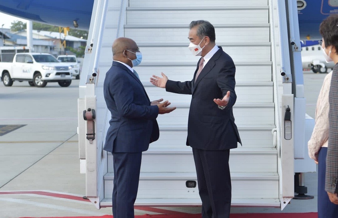 Ngoại trưởng Maldives Abdulla Shahid đón Ngoại trưởng Vương Nghị Trung Quốc tại sân bay quốc tế Velana tối ngày 7/1. (Nguồn: Raajje TV) Ngoại trưởng Maldives Abdulla Shahid đón Ngoại trưởng Vương Nghị Trung Quốc tại sân bay quốc tế Velana tối ngày 7/1. (Nguồn: Raajje TV)