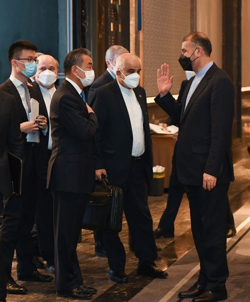 Ngoại trưởng Trung Quốc Vương Nghị và người đồng cấp Iran Hossein Amir-Abdollahian đã tiến hành hội đàm ngày 14/1. (Nguồn: CCTV) Ngoại trưởng Trung Quốc Vương Nghị và người đồng cấp Iran Hossein Amir-Abdollahian đã tiến hành hội đàm ngày 14/1. (Nguồn: CCTV)