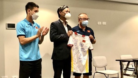 Đại sứ Nguyễn Tất Thành động viên đội tuyển bóng đá quốc gia trước thềm trận đấu ngày 27/1