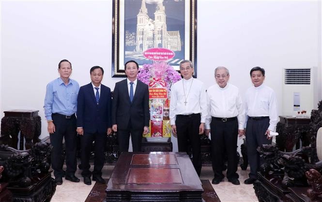 Đoàn đại biểu Ban Tôn giáo Chính phủ do ông Vũ Hoài Bắc, Trưởng Ban Tôn giáo Chính phủ (thứ 3 từ trái sang) dẫn đầu chúc Tết Tổng Giám mục Giuse Nguyễn Năng (thứ 3 từ phải) tại Tòa Tổng Giám mục Giáo phận TP. Hồ Chí Minh. (Nguồn: TTXVN)