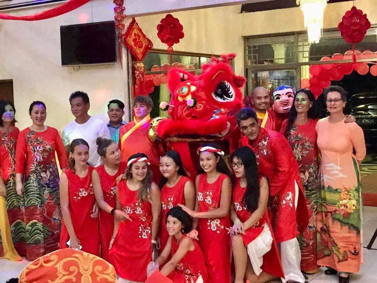 Đội múa lân và múa cổ truyền dân tộc.