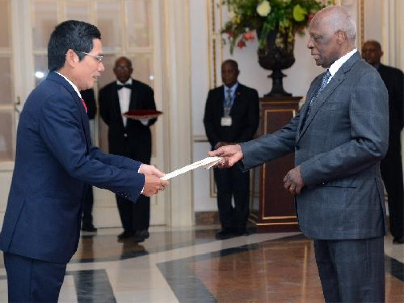 Đại sứ Việt Nam tại Angola trình Quốc thư