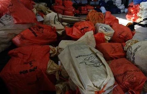 Dịch Covid-19: Indonesia cảnh báo khả năng lây lan qua đường bưu phẩm