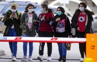 dich covid 19 hinh anh nhan vien y te vu han vat va don rac thai benh vien