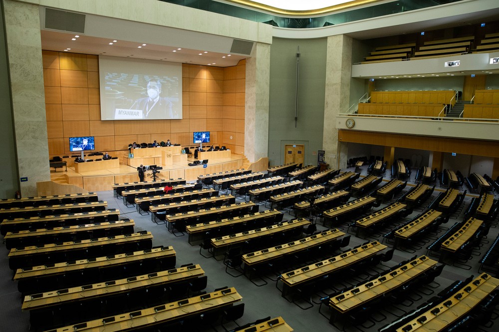 Đại sứ, Trưởng Phái đoàn thường trực của Myanmar bên cạnh LHQ tại Geneva ông Myint Thu phát biểu tạiPhiên họp đặc biệt của Hội đồng Nhân quyền Liên hợp quốc về tình hình nhân quyền tại Myanmar ngày 14/2. (Nguồn: AP)