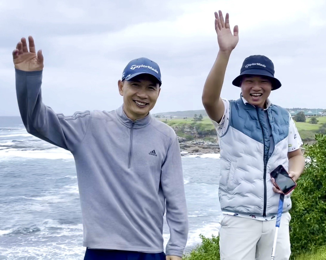 Các golfers hào hứng thi đấu bất chấp điều kiện thời tiết