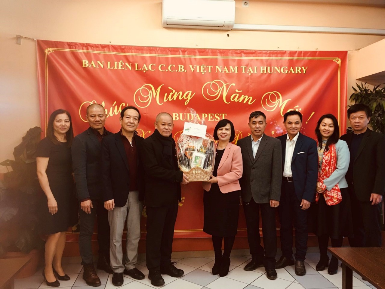 Đại sứ Nguyễn Thị Bích Thảo chúc Tết Ban liên lạc cựu chiến binh Việt Nam tại Hungary. Đại sứ Nguyễn Thị Bích Thảo chúc Tết Ban liên lạc cựu chiến binh Việt Nam tại Hungary.