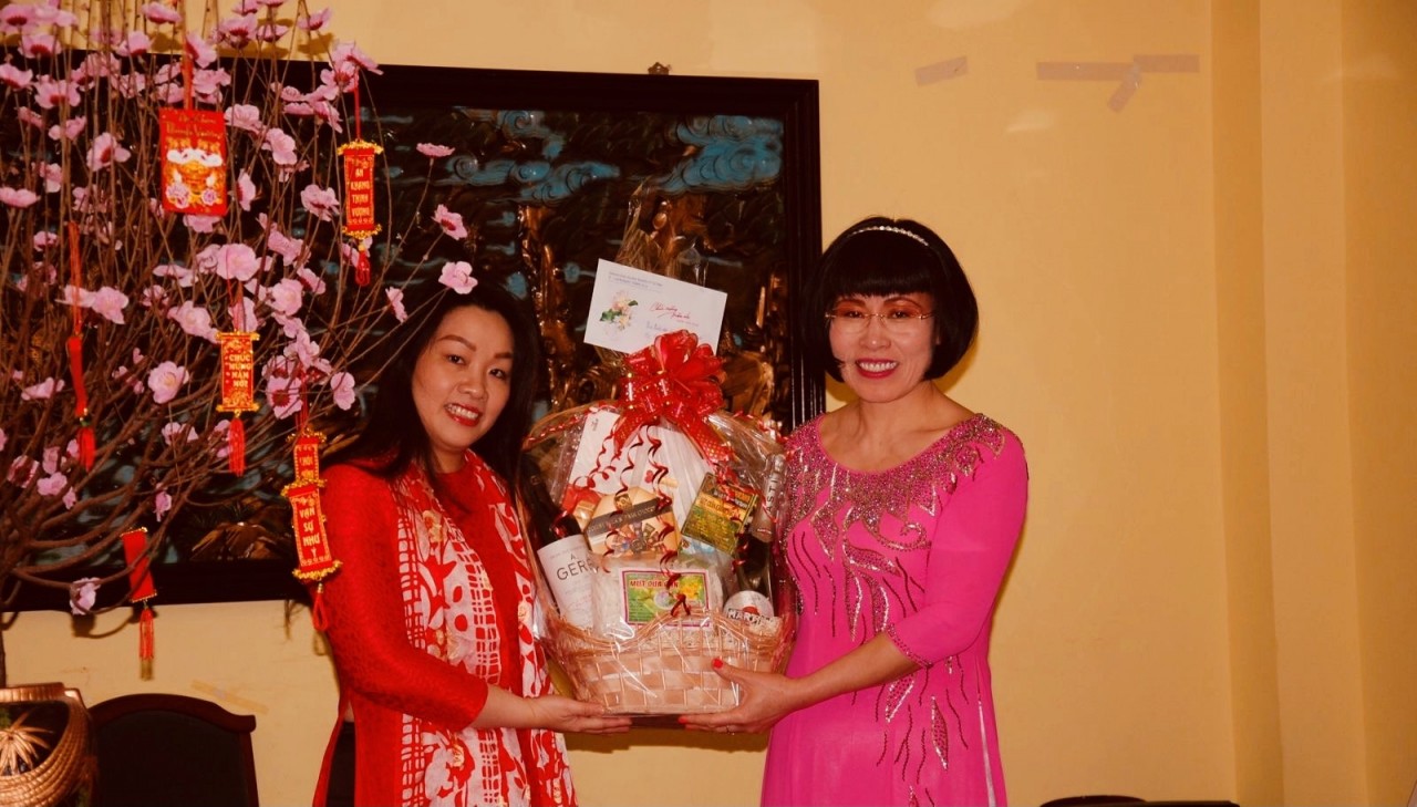 Bí thư thứ Nhất Chu Minh Thảo đại diện Đại sứ quán chúc Tết Hội Phụ nữ Việt Nam tại Hungary. Bí thư thứ Nhất Chu Minh Thảo đại diện Đại sứ quán chúc Tết Hội Phụ nữ Việt Nam tại Hungary.
