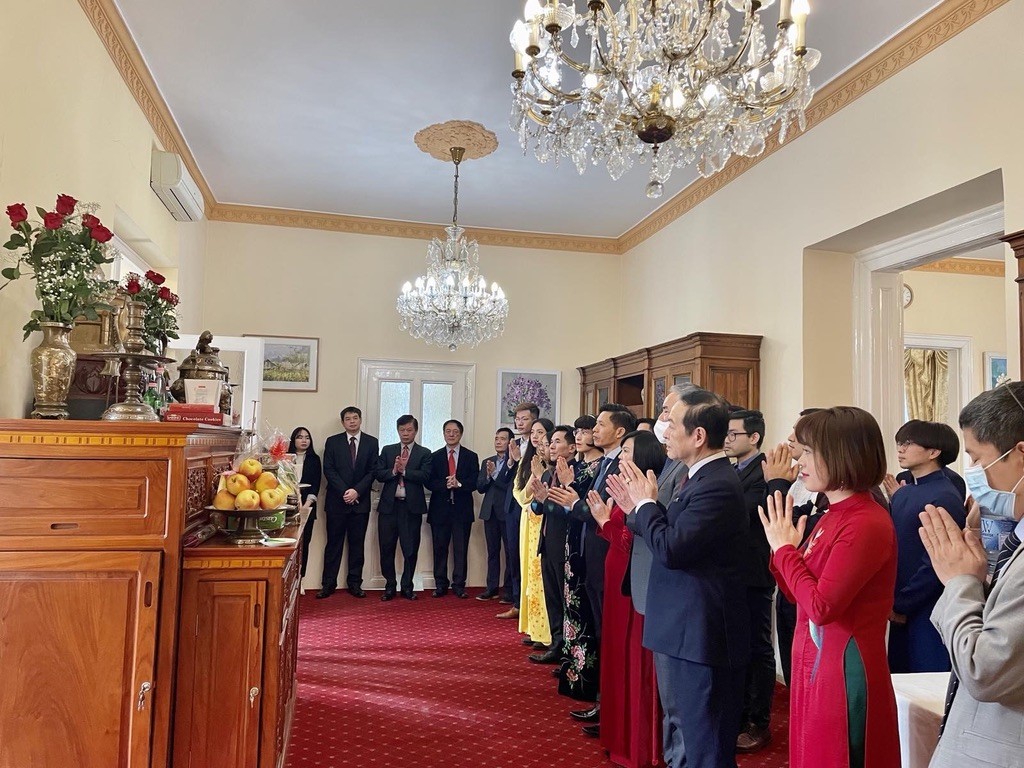 Các đại biểu thành kính dâng hương tại bàn thờ Bác Hồ. Các đại biểu thành kính dâng hương tại bàn thờ Bác Hồ.