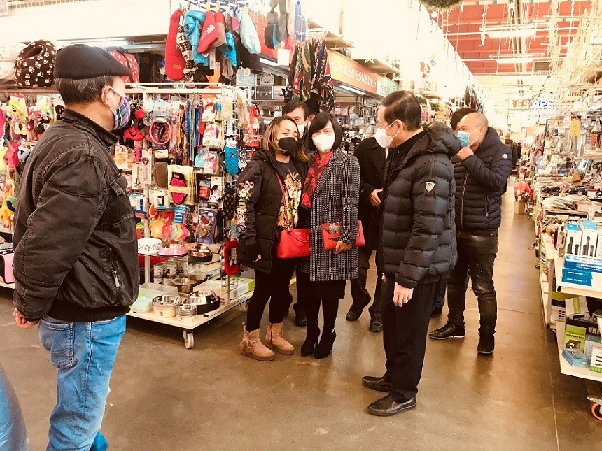 Đại sứ Nguyễn Thị Bích Thảo chúc Tết bà con người Việt tại trung tâm thương mại. Đại sứ Nguyễn Thị Bích Thảo chúc Tết bà con người Việt tại trung tâm thương mại.