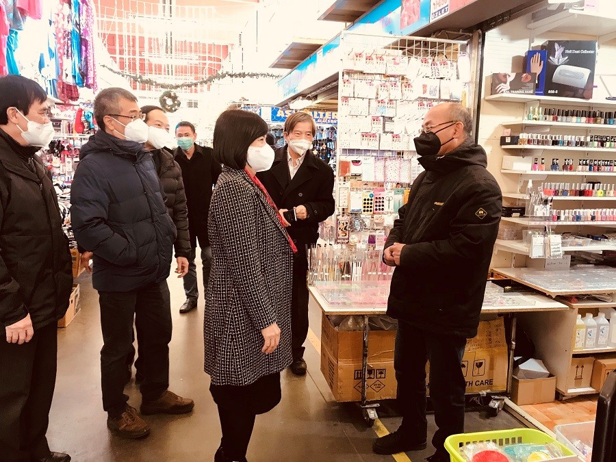 Đại sứ Nguyễn Thị Bích Thảo chúc Tết bà con người Việt tại trung tâm thương mại. Đại sứ Nguyễn Thị Bích Thảo chúc Tết bà con người Việt tại trung tâm thương mại.