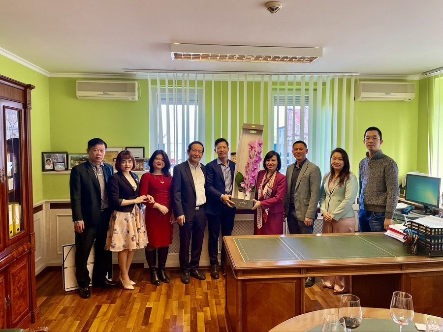 Đại sứ Nguyễn Thị Bích Thảo chúc Tết ông Vũ Quý Dương và công ty Vimpex. Đại sứ Nguyễn Thị Bích Thảo chúc Tết ông Vũ Quý Dương và công ty Vimpex.