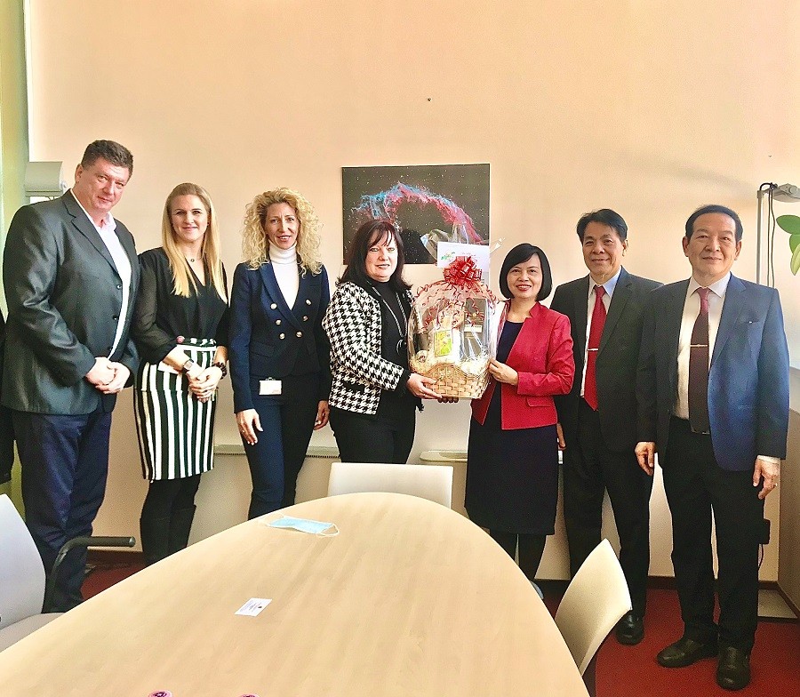 Đại sứ Nguyễn Thị Bích Thảo chúc Tết Ban Lãnh đạo Trung tâm Châu Á, nơi có đông đảo bà con người Việt kinh doanh. Đại sứ Nguyễn Thị Bích Thảo chúc Tết Ban Lãnh đạo Trung tâm Châu Á, nơi có đông đảo bà con người Việt kinh doanh.