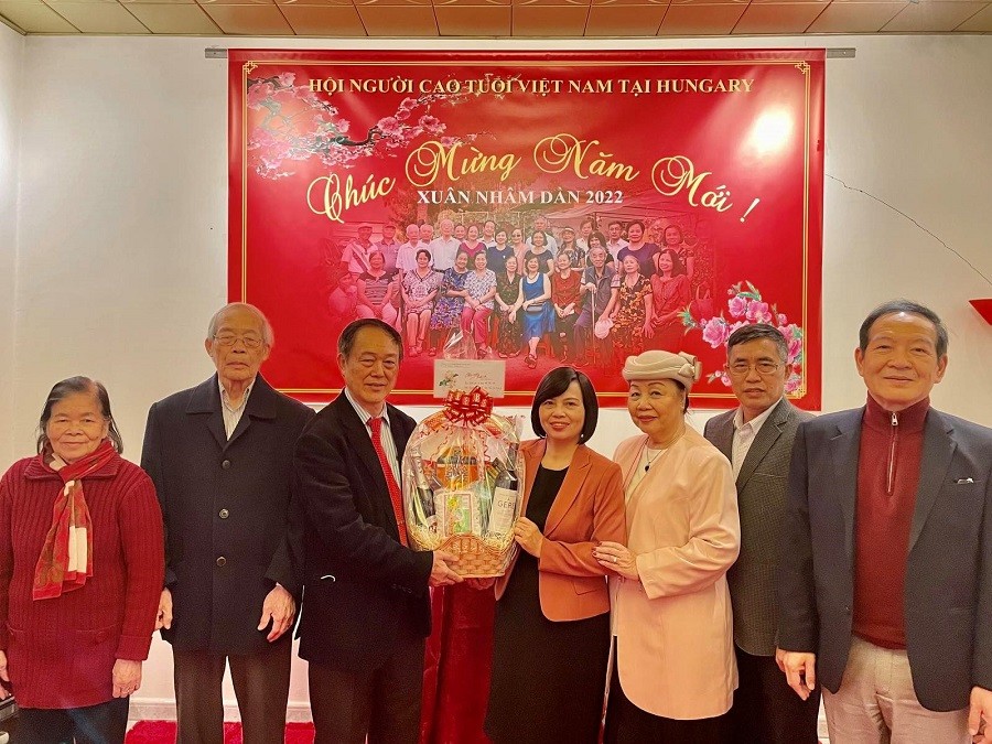Đại sứ Nguyễn Thị Bích Thảo chúc Tết Hội người cao tuổi Việt Nam tại Hungary. Đại sứ Nguyễn Thị Bích Thảo chúc Tết Hội người cao tuổi Việt Nam tại Hungary.
