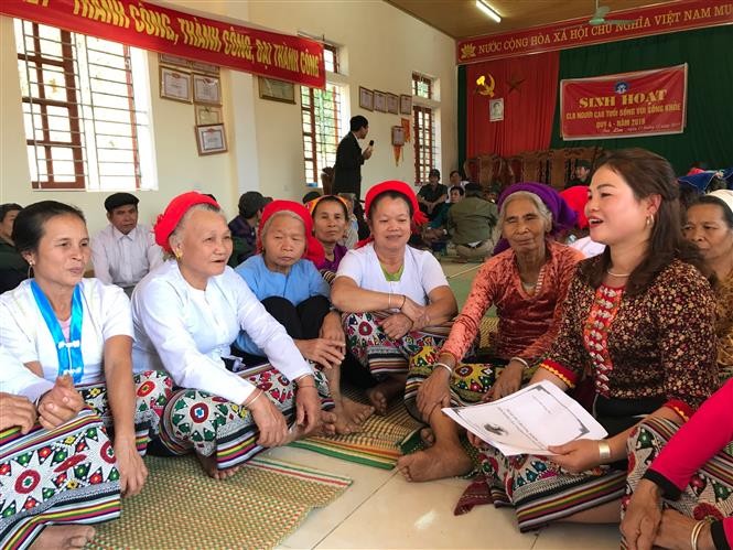 Đồng bào các dân tộc ít người luôn được bảo đảm quyền công dân, được Nhà nước quan tâm chăm lo, đầu tư phát triển, để vừa giữ gìn bản sắc văn hóa riêng, vừa đáp ứng yêu cầu phát triển chung trên cả nước. Trong ảnh: Sinh hoạt Câu lạc bộ Người cao tuổi lồng