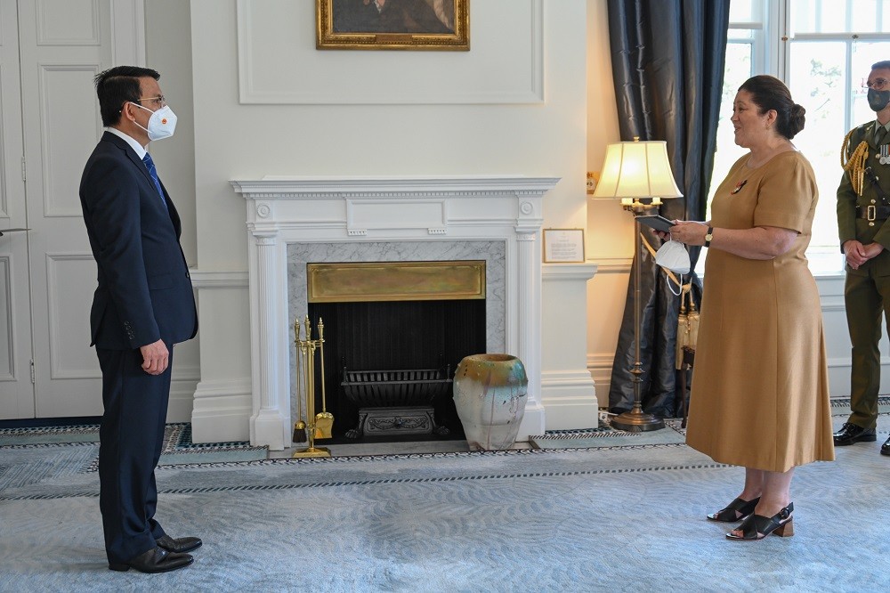 Toàn quyền New Zealand phát biểu chào mừng Đại sứ.