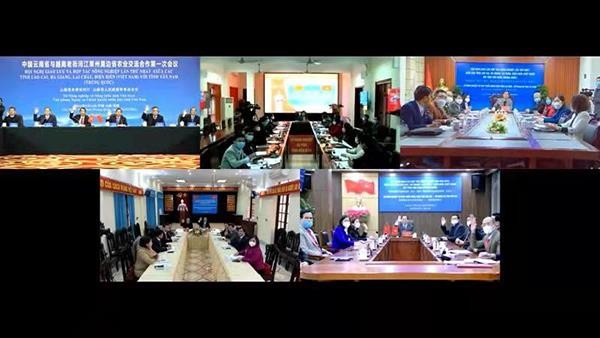 Các đại biểu vẫy tay chào nhau trước khi bắt đầu Hội nghị. Các đại biểu vẫy tay chào nhau trước khi bắt đầu Hội nghị.