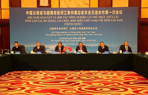 Phó Giám đốc thường trực Sở Nông nghiệp và Nông thôn tỉnh Vân Nam Lý Quốc Lâm và Tổng Lãnh sự Việt Nam tại Côn Minh Nguyễn Trung Hiếu lần lượt phát biểu tại đầu cầu tỉnh Vân Nam. Phó Giám đốc thường trực Sở Nông nghiệp và Nông thôn tỉnh Vân Nam Lý Quốc Lâm và Tổng Lãnh sự Việt Nam tại Côn Minh Nguyễn Trung Hiếu lần lượt phát biểu tại đầu cầu tỉnh Vân Nam.