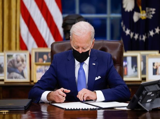 Tổng thống Mỹ Joe Biden đã ký ban hành dự luật kích thích kinh tế trị giá 1.900 tỷ USD ngày 11/3. (Nguồn: AP) Tổng thống Mỹ Joe Biden đã ký ban hành dự luật kích thích kinh tế trị giá 1.900 tỷ USD ngày 11/3. (Nguồn: AP)
