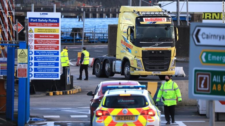 Nhân viên hải quan kiểm phương tiện giao thông tại cảng Larne, Bắc Ireland. (Nguồn: CNN)
