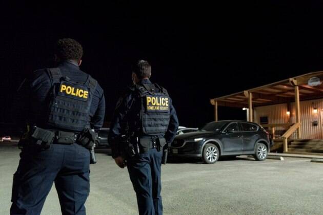 Nhiều người tìm cách di cư đến Mỹ tin rằng họ có cơ hội tốt hơn dưới thời Tổng thống Biden, người đã chấm dứt thông lệ của chính quyền Trump khi cho phép trẻ em di cư không có người đi kèm được phép ở lại Mỹ chờ xem xét. Đảng Cộng hòa đang cáo buộc chính 