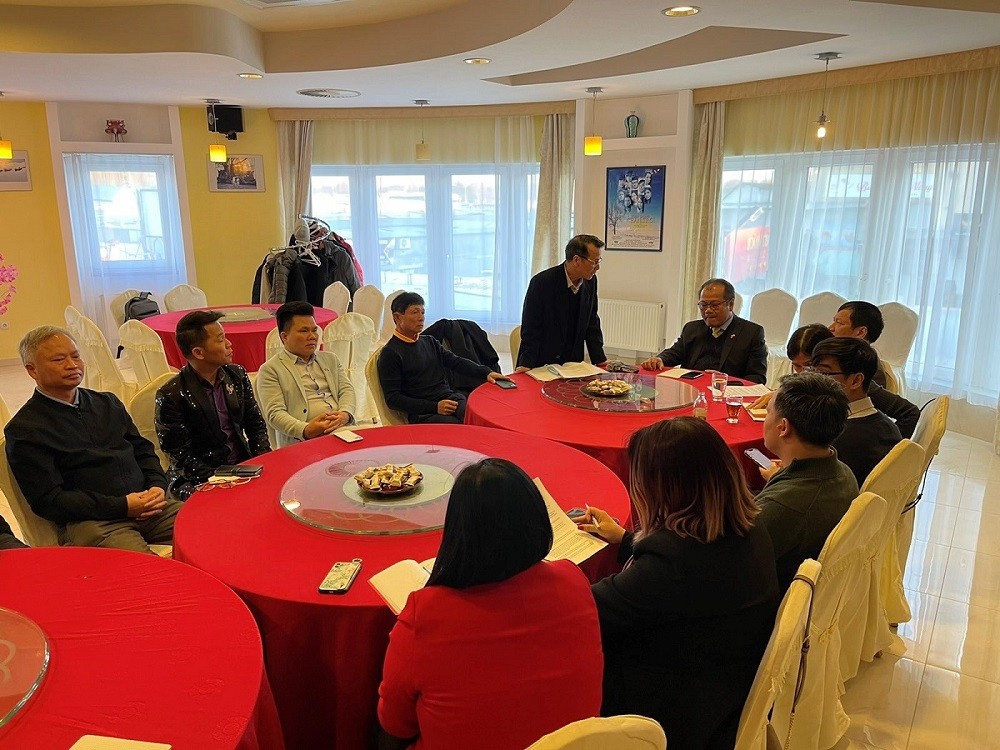 Hội người Việt Nam tại Czech kêu gọi toàn thể bà con người Việt tại Czech chung tay quyên góp tài chính, vật chất ủng hộ đồng bào ta tại Ukraine. Hội người Việt Nam tại Czech kêu gọi toàn thể bà con người Việt tại Czech chung tay quyên góp tài chính, vật chất ủng hộ đồng bào ta tại Ukraine.