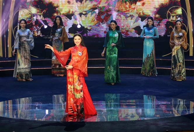 Thí sinh trình diễn thi trang phục áo dài. (Nguồn: TTXVN) Thí sinh trình diễn thi trang phục áo dài. (Nguồn: TTXVN)