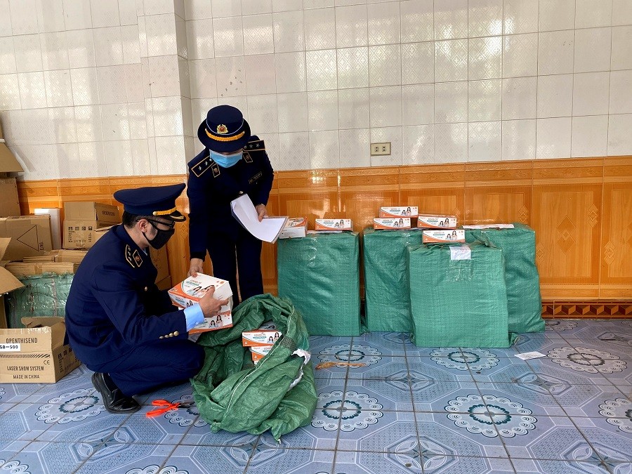 Lô hàng bộ xét nghiệm và thuốc hỗ trợ điều trị COVID-19 không rõ nguồn gốc, hóa đơn, chứng từ bị các lực lượng chức năng Quảng Ninh tạm giữ. (Nguồn: TTXVN) Lô hàng bộ xét nghiệm và thuốc hỗ trợ điều trị COVID-19 không rõ nguồn gốc, hóa đơn, chứng từ bị các lực lượng chức năng Quảng Ninh tạm giữ. (Nguồn: TTXVN)