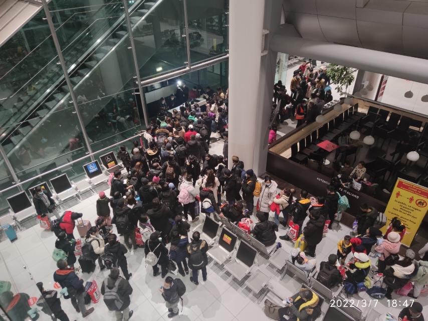 Bà con người Việt tập trung ra máy bay. Bà con người Việt tập trung ra máy bay.