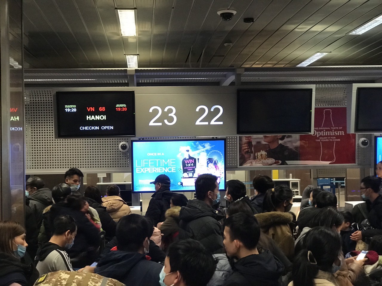 Bà con chuẩn bị làm thủ tục check-in ở sân bay Henri Coanda, Bucharest, Romania, Bà con chuẩn bị làm thủ tục check-in ở sân bay Henri Coanda, Bucharest, Romania,