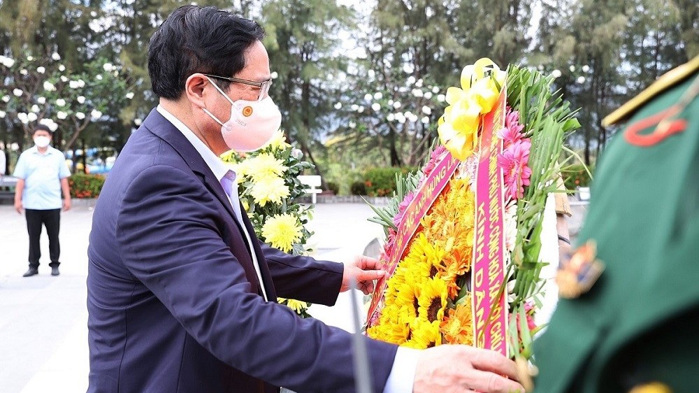 Thủ tướng Phạm Minh Chính dâng hương tưởng niệm các liệt sĩ Gạc Ma