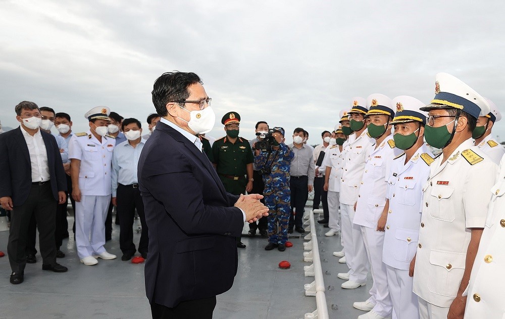 Thủ tướng Phạm Minh Chính động viên cán bộ, sĩ quan, chiến sĩ Lữ đoàn 162. (Nguồn: TTXVN