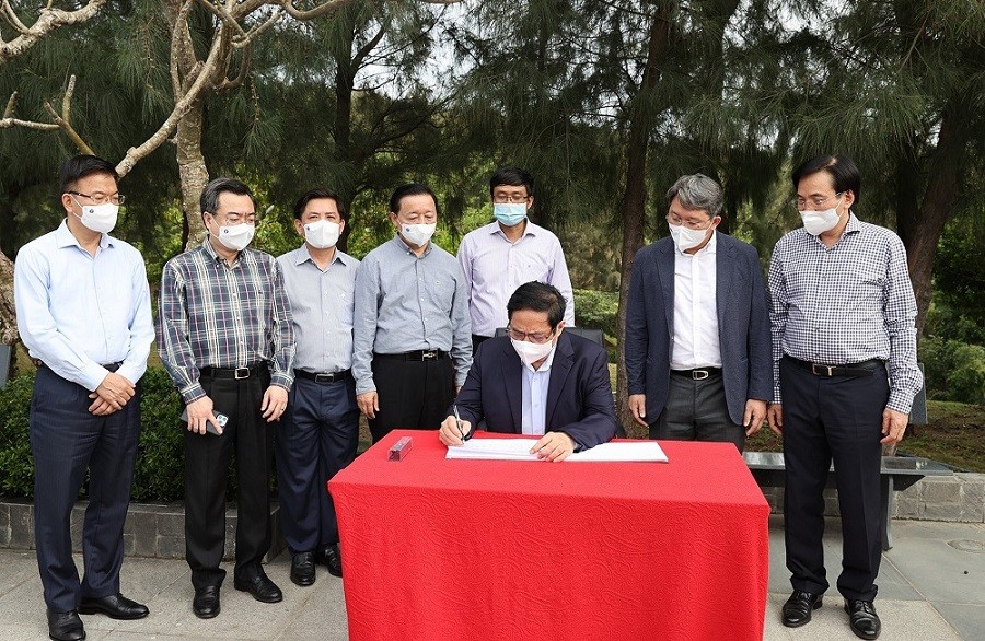 Thủ tướng Phạm Minh Chính viết lưu bút tại Khu tưởng niệm các chiến sĩ Gạc Ma. (Nguồn: TTXVN)