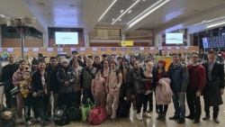 Hơn 20 người Việt ở Ukraine về nước từ Nga