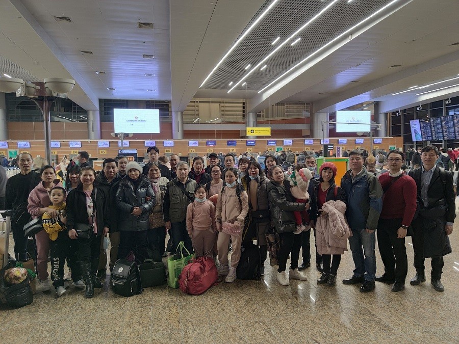 Cập nhật. Hai chuyến bay sơ tán công dân Việt Nam ở Ukraine về đến Hà Nội sáng 13/3 Cập nhật. Hai chuyến bay sơ tán công dân Việt Nam ở Ukraine về đến Hà Nội sáng 13/3