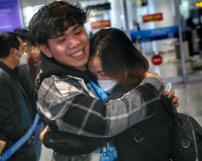 Cập nhật. Hai chuyến bay sơ tán công dân Việt Nam ở Ukraine về đến Hà Nội sáng 13/3 Cập nhật. Hai chuyến bay sơ tán công dân Việt Nam ở Ukraine về đến Hà Nội sáng 13/3