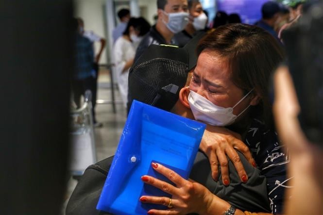 Cập nhật. Hai chuyến bay sơ tán công dân Việt Nam ở Ukraine về đến Hà Nội sáng 13/3 Cập nhật. Hai chuyến bay sơ tán công dân Việt Nam ở Ukraine về đến Hà Nội sáng 13/3