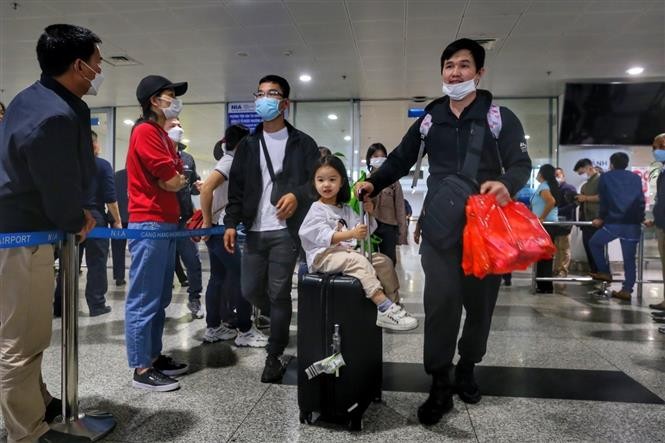 Cập nhật. Hai chuyến bay sơ tán công dân Việt Nam ở Ukraine về đến Hà Nội sáng 13/3 Cập nhật. Hai chuyến bay sơ tán công dân Việt Nam ở Ukraine về đến Hà Nội sáng 13/3