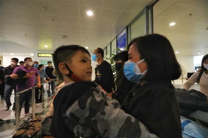 Cập nhật. Hai chuyến bay sơ tán công dân Việt Nam ở Ukraine về đến Hà Nội sáng 13/3 Cập nhật. Hai chuyến bay sơ tán công dân Việt Nam ở Ukraine về đến Hà Nội sáng 13/3