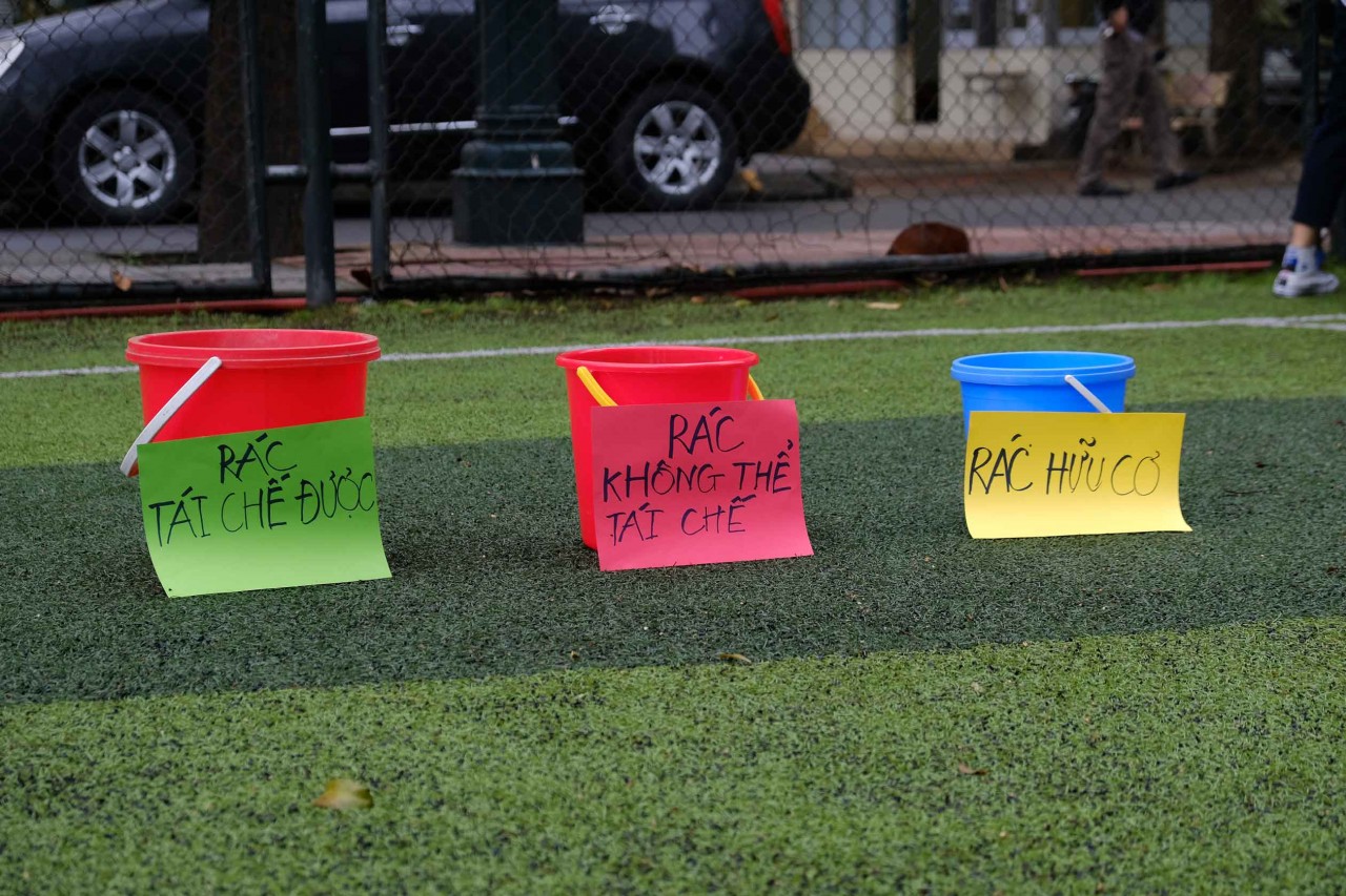 Hoạt động thực hành phân loại rác thải diễn ra trong Hội trại.