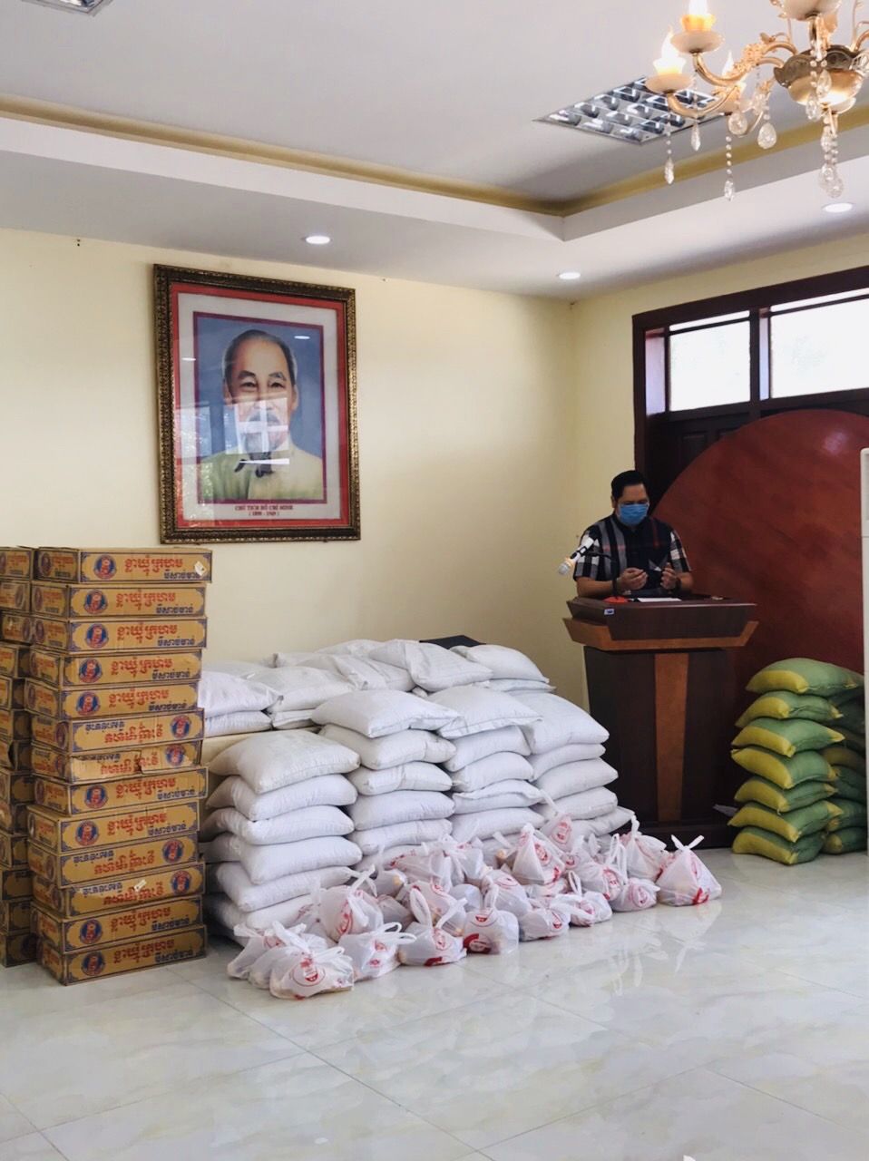 dich covid 19 o campuchia tang qua ho tro ba con viet kieu co hoan canh dac biet kho khan tai tinh preah sihanouk