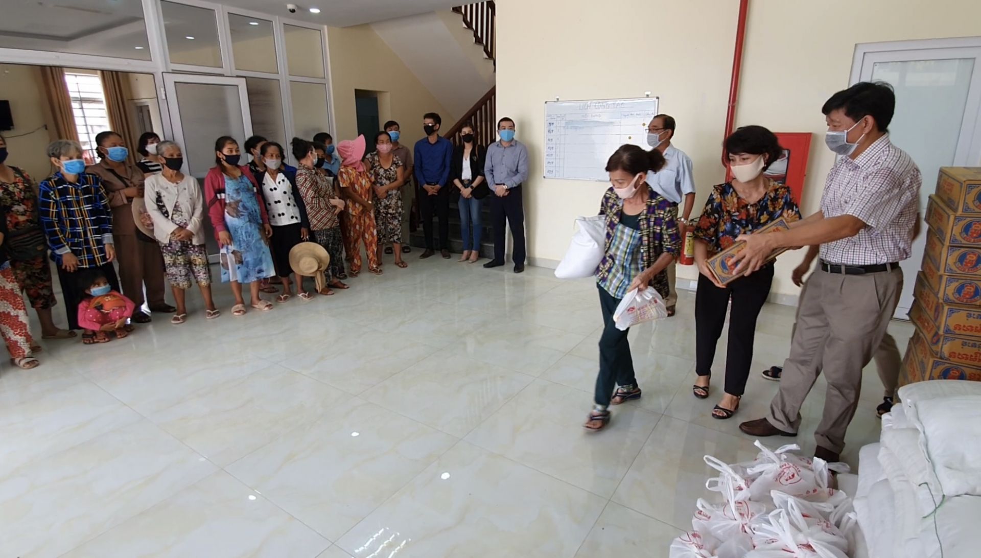 dich covid 19 o campuchia tang qua ho tro ba con viet kieu co hoan canh dac biet kho khan tai tinh preah sihanouk