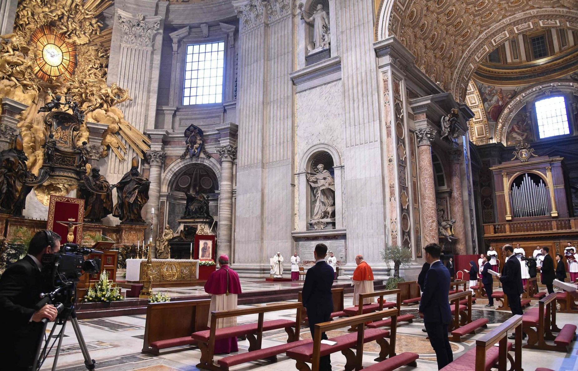 Cập nhật 19h ngày 12/4: Hơn 75.000 ca tử vong ở châu Âu, muôn vẻ nghi lễ Phục sinh thời Covid-19