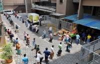 trung tam thuong mai vang khach nhu dang cach ly xa hoi do covid 19