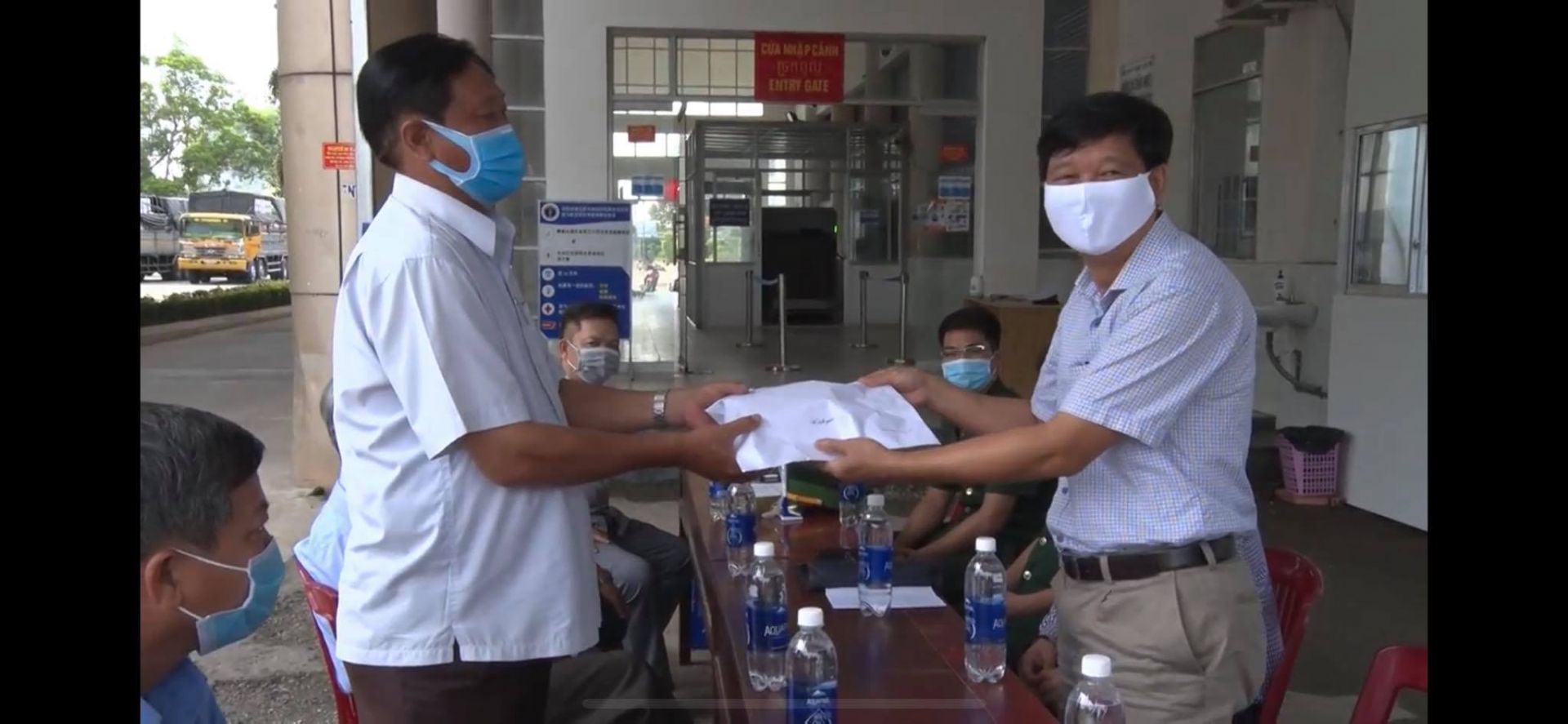 Dịch Covid-19: Những tấm lòng vàng gửi tới bà con gốc Việt ở Campuchia dich covid 19 nhung tam long vang gui toi ba con goc viet o campuchia