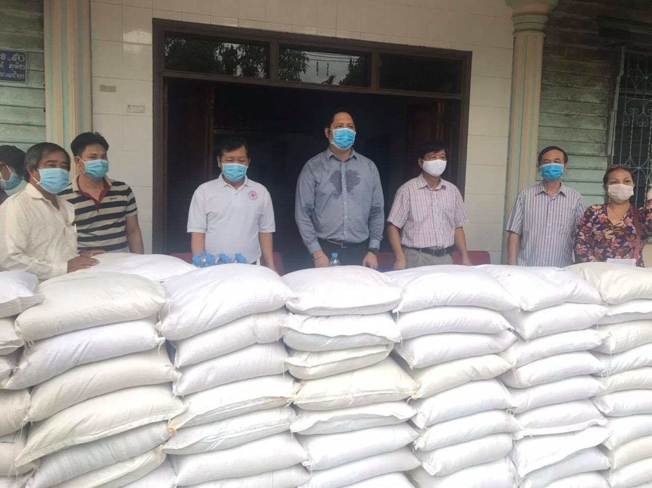 Quà nghĩa tình Kiên Giang gửi tới người Campuchia gốc Việt gặp khó khăn qua nghia tinh kien giang gui toi nguoi campuchia goc viet gap kho khan