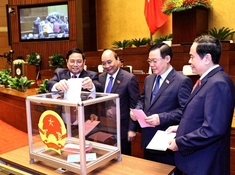 Chủ tịch nước Nguyễn Xuân Phúc, Thủ tướng Phạm Minh Chính, Chủ tịch Quốc hội Vương Đình Huệ bỏ phiếu phê chuẩn đề nghị việc bổ nhiệm một số Phó Thủ tướng Chính phủ, một số Bộ trưởng và thành viên khác của Chính phủ. Ảnh: Trọng Đức - TTXVN
