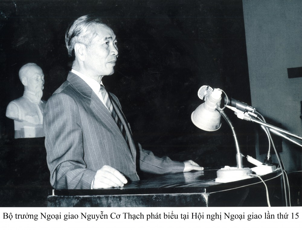 Bộ trưởng Ngoại giao Nguyễn Cơ Thạch phát biểu tại Hội nghị Ngoại giao lần thứ 15